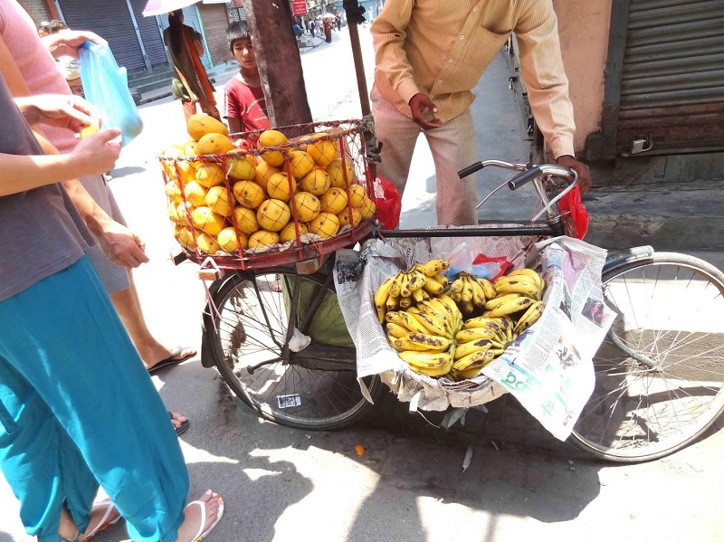 Передвижная лавка продавца манго и бананов. Фото Марины